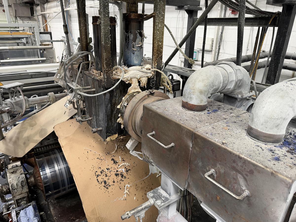 Used 1100mm wide Kentya coextrusion PET sheetlinewith 73mm twinscrew primary extruder, triple vented. 90kw AC motor, screen changer, gear pump 1100mm die, 3 roll stack, haul off, silicone bath, 2 state winder 2010