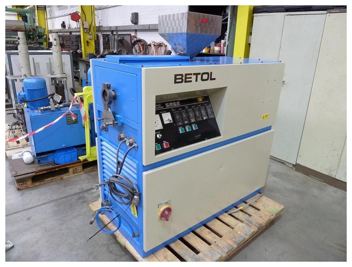 Used 25mm Betol single screw extruder with blown film die head. Model 2525. 3kw dc motor and drive. 4 zone barrel. 2 zone die head. Screw and throat cooling.