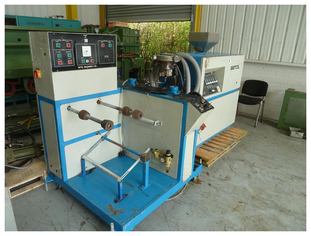 Used 25mm Betol single screw extruder with blown film die head. Model 2525. 3kw dc motor and drive. 4 zone barrel. 2 zone die head. Screw and throat cooling.
