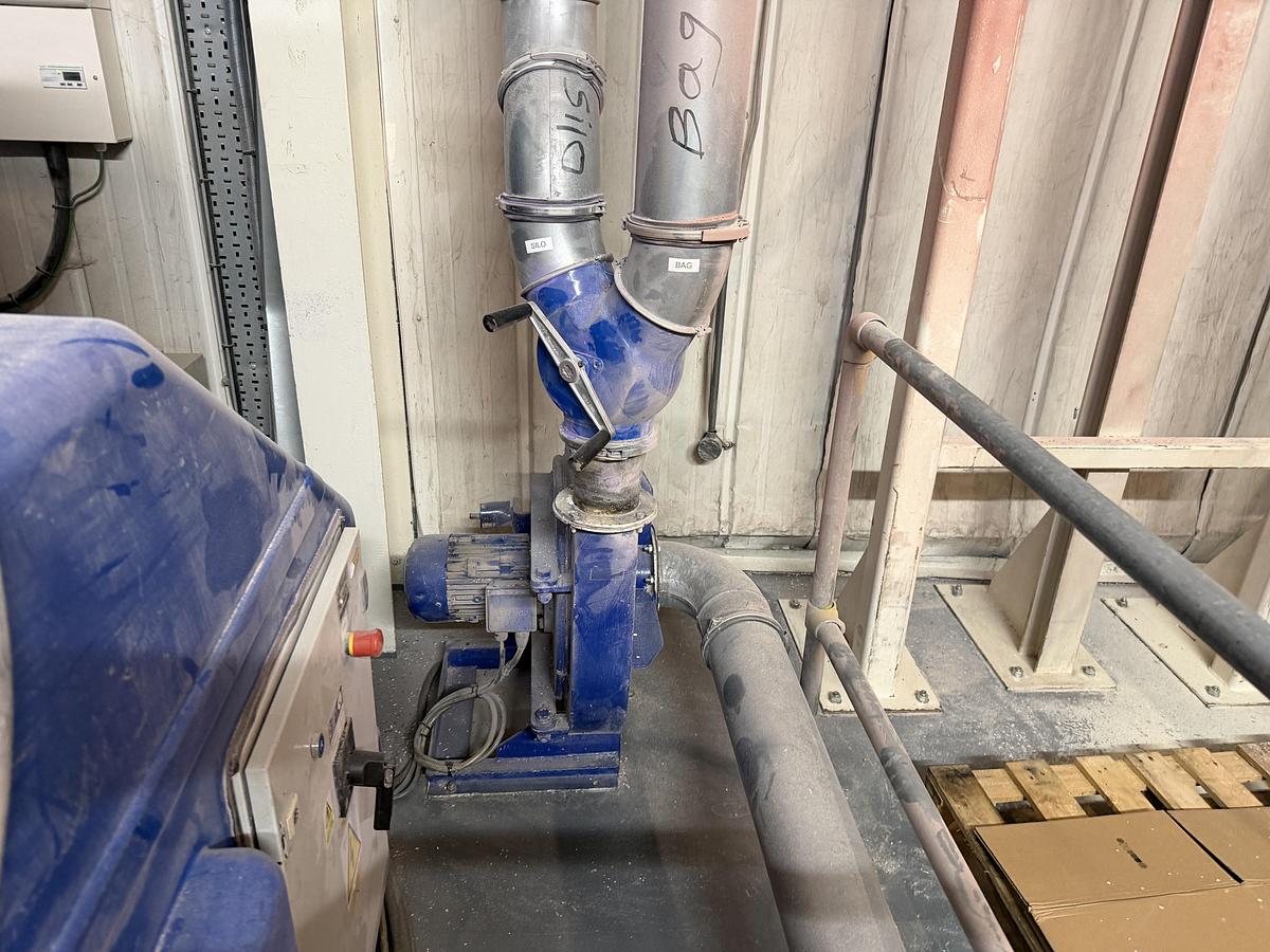 Used 900mm wide Dega granulator model DGN 409-30 30kw motor with 3 blade rotor. Sound proofed. Fan and cyclone 2015