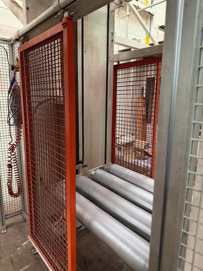 Used 1000mm wide Maier pneumatic accumulator with 4 bottom and 5 top cylinders for PP PS sheet. Approx 2m of travel and up to 16m of accumulated sheet.