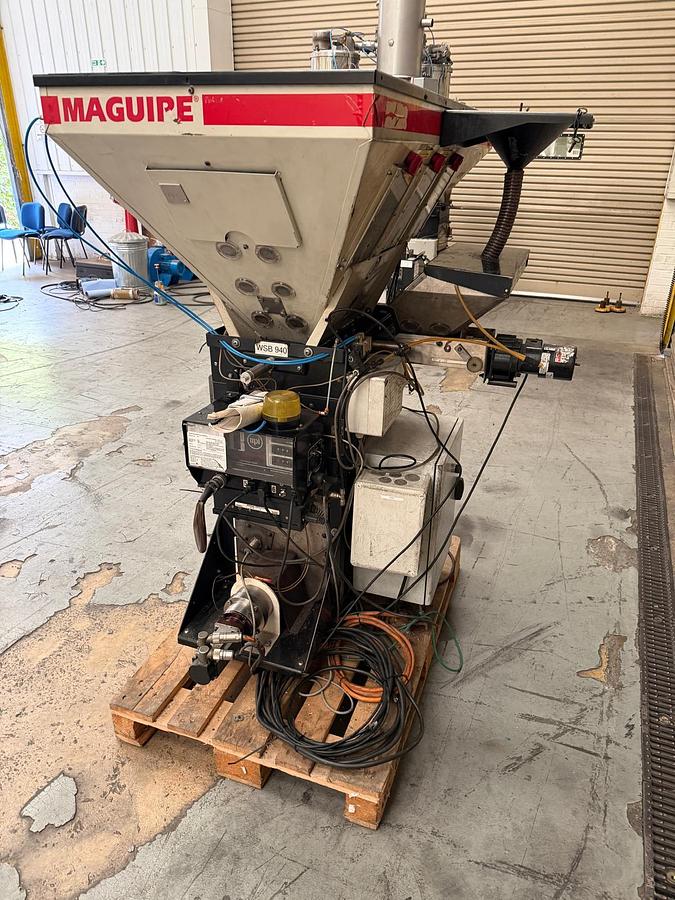Used 4 component Maguire model WSB 940 gravimetric blender with hopper loaders, and dust collection.