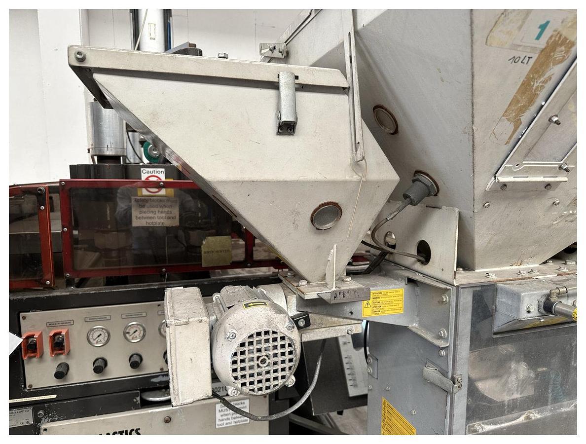 Used Piovan model MDW 250/41 Gravimetric blender. Side feeder. Year 2000