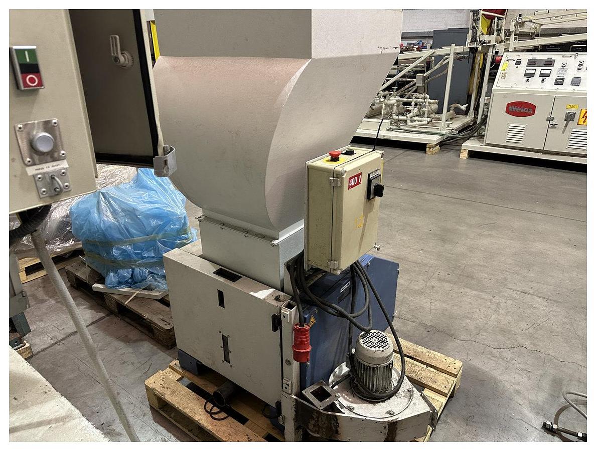 Used 420mm x 200mm Tria model 42-20/ BL-T granulator with soundproofing 1998. 3kw motor with fan blower.