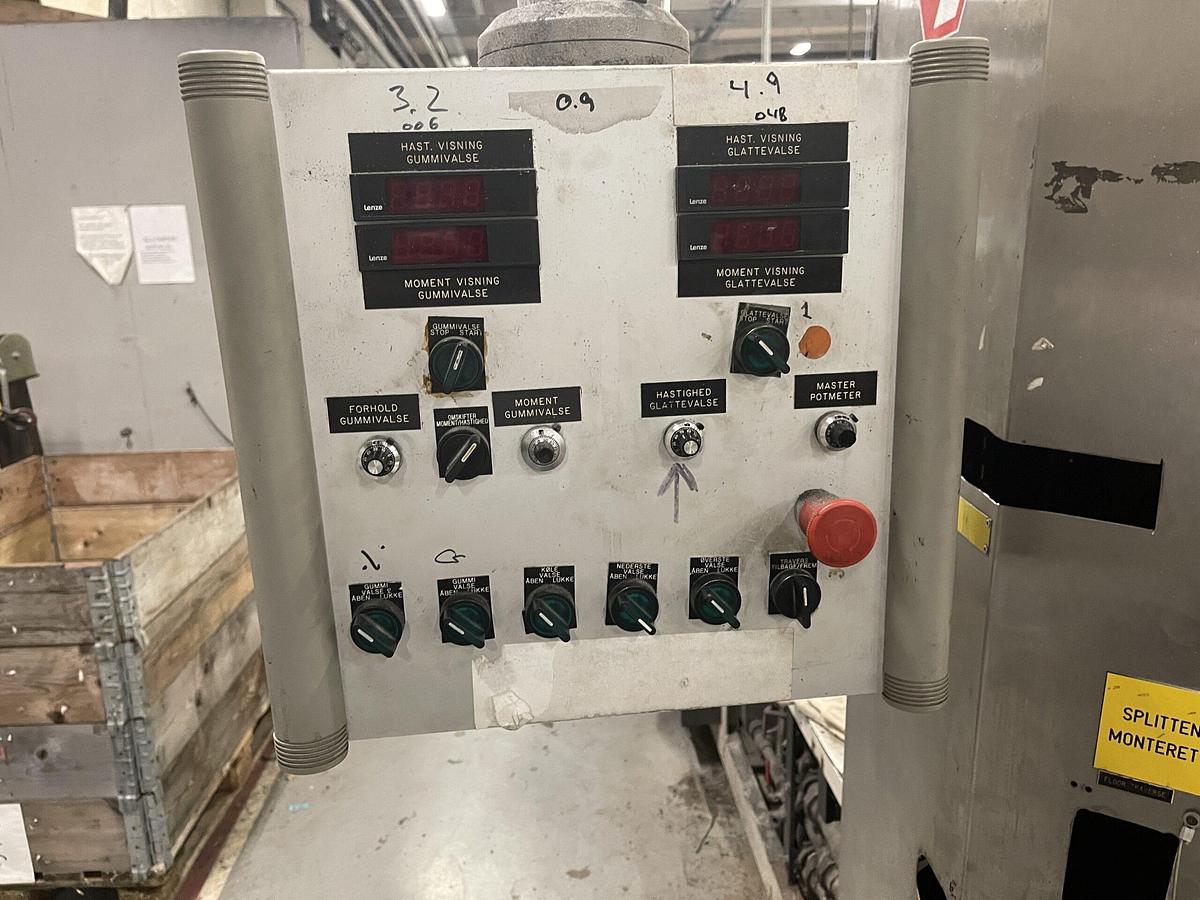 Used 1040mm wide Welex 3 roll polishing stack with 1040mm x 450mm rolls, pump group, 2 roll haul off. Silicone bath.