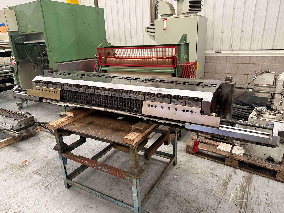 Used 1850mm wide Simplas flex lip sheet die with fastgap bottom lip and adjustable decals. 0.8-13mm die gap. Rectangular feed. 2021