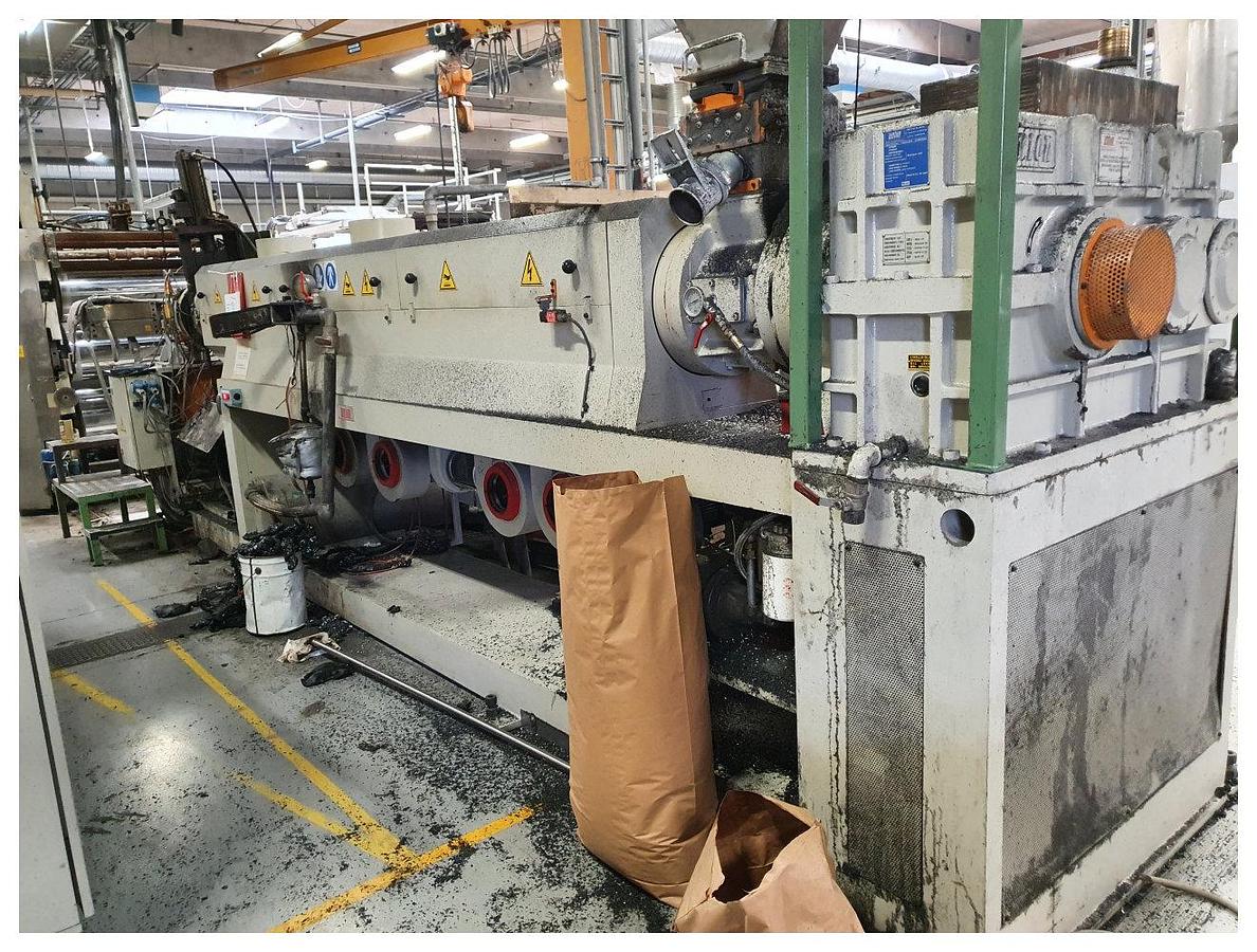 Used 120mm Union Single Screw Extruder. 32D vented fan cooled barrel. Hydraulic screen changer, gear pump. Control panel. 193kw dc motor and drive 2002