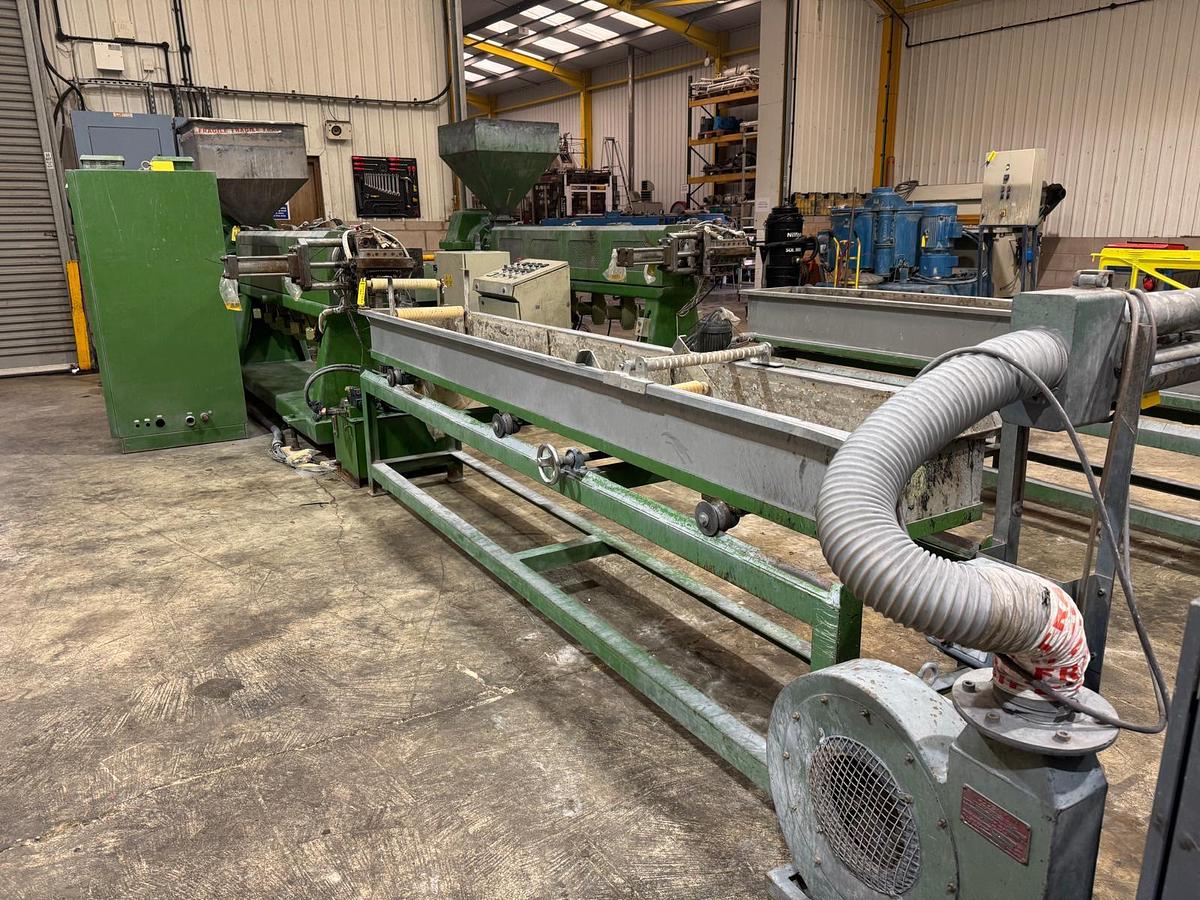 Used 85mm Pelletising Line. 85mm Kweenb Extruder2010. 350mm Wide Water Bath. Air Knife. Rieter "Automatik" Pelletiser. Gough Classifier.