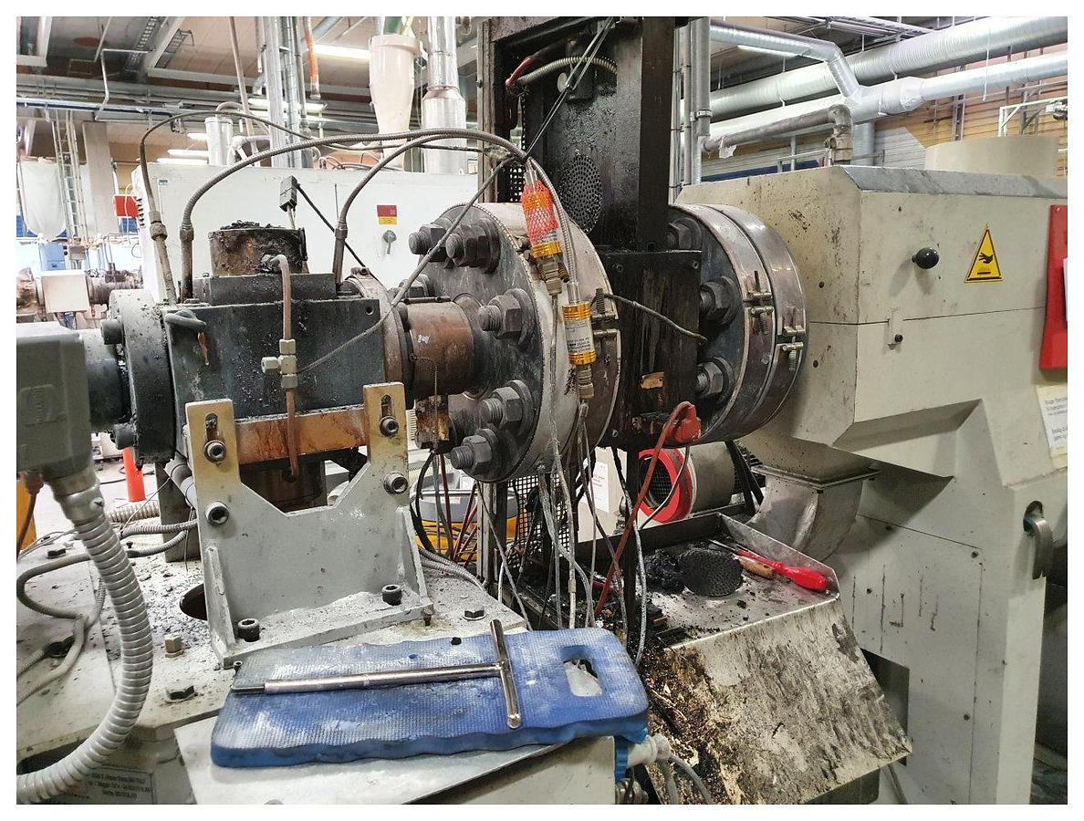 Used 120mm Union Single Screw Extruder. 32D vented fan cooled barrel. Hydraulic screen changer, gear pump. Control panel. 193kw dc motor and drive 2002