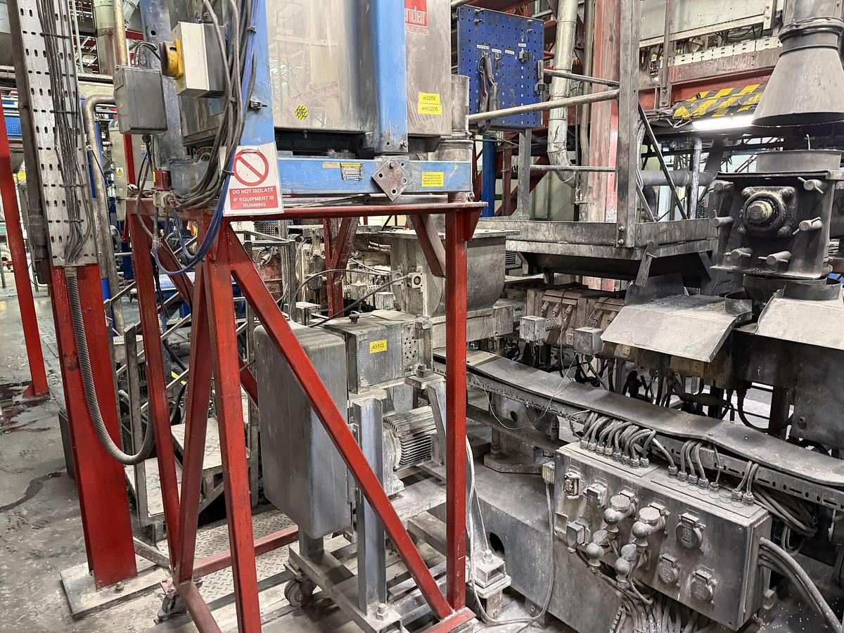 Used 90mm Coperion model SZL 90 33D twin screw compounding line. 580kw motor. 600rpm screw speed. Brabender feeders, Gala SMUP model 6 underwater pelletiser 1990
