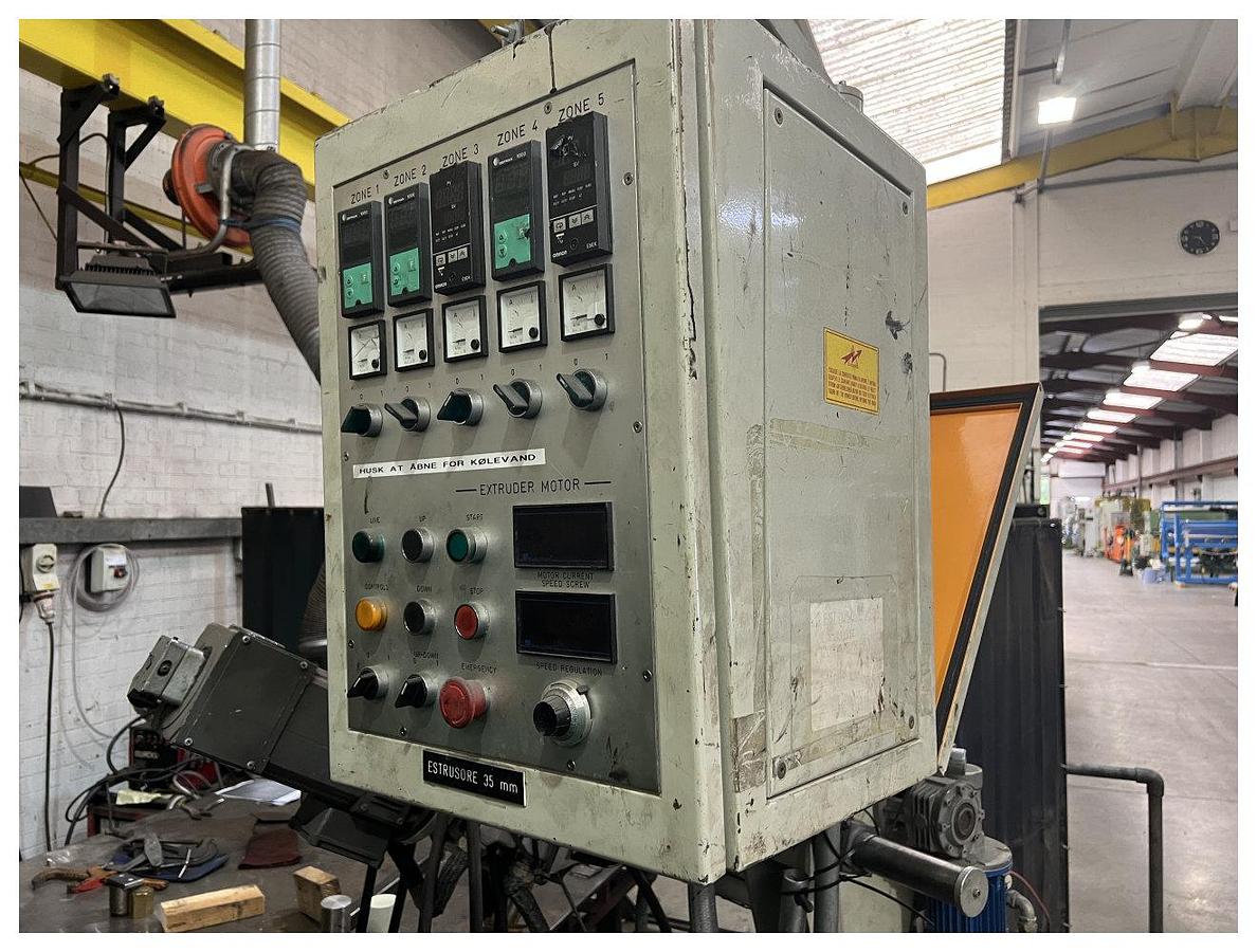 Used 35mm Union Single Screw Extruder Pillar Mounted With Dc Motor. 30d.