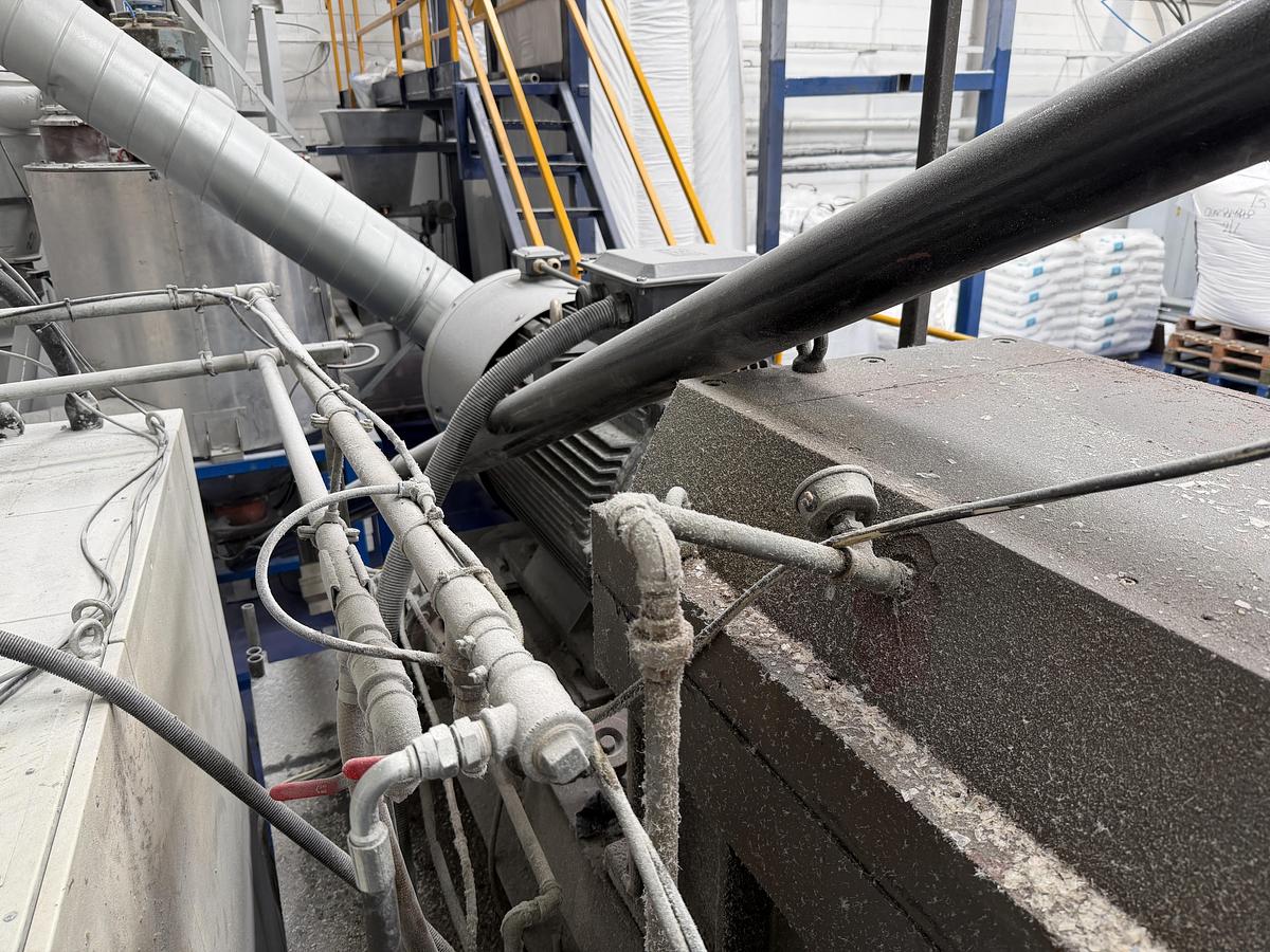 Used 1100mm wide Kentya coextrusion PET sheetlinewith 73mm twinscrew primary extruder, triple vented. 90kw AC motor, screen changer, gear pump 1100mm die, 3 roll stack, haul off, silicone bath, 2 state winder 2010