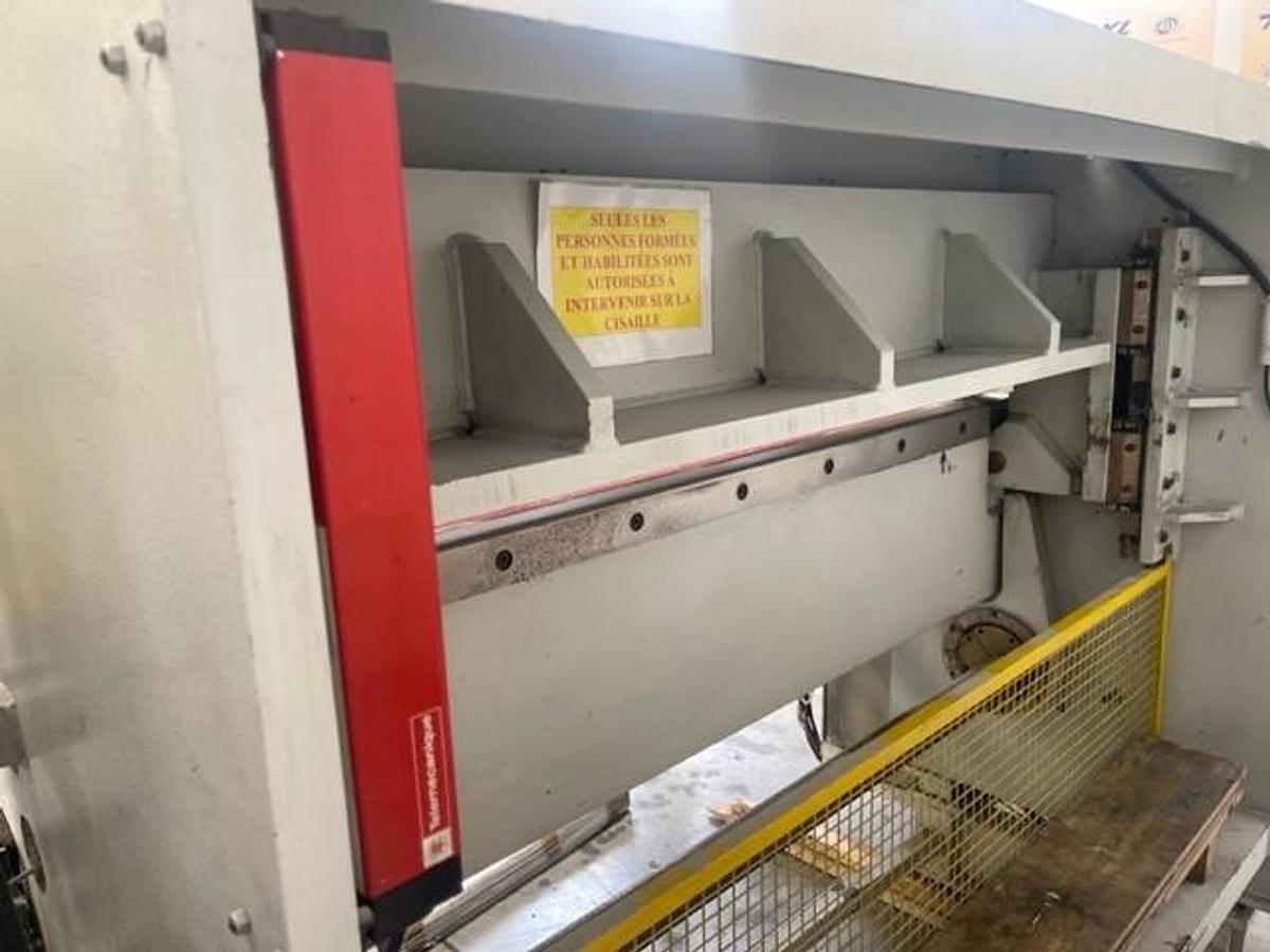 Used 1500mm wide JP Omipa Guillotine model CP1502 with 16kw cutting force. Driven variable speed servo infeed rolls. Spare blade. 2007