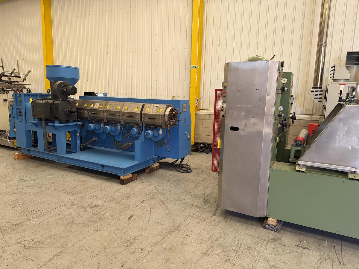 Used 900mm wide Amut Welex sheet extrusion line with 90mm Amut extruder 30D, 147kw dc motor. Gear pump, 860mm die, 900mm wide Welex 3 roll stack 300mm rolls, haul off, 800mm Mondon winder.