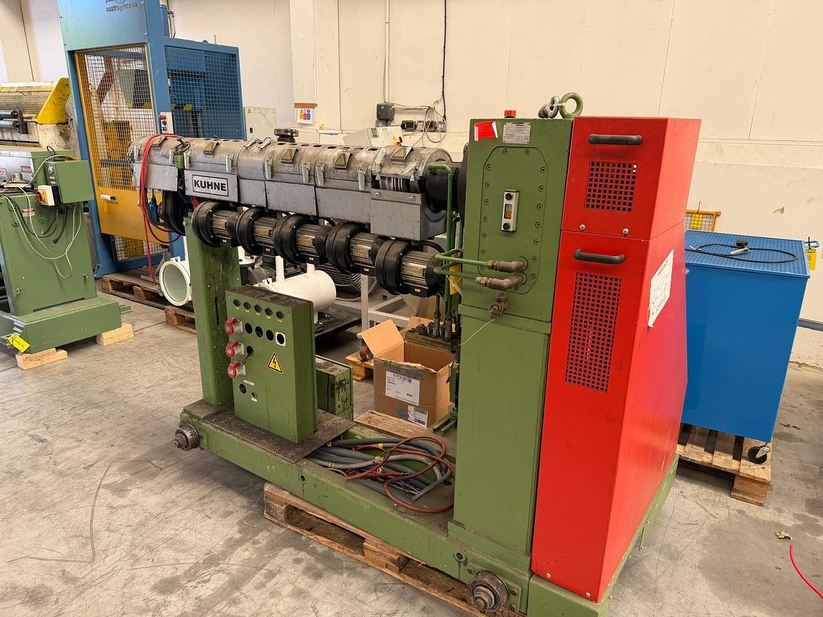 Used 45mm Kuhne single screw extruder model K45E-33D with 5.91:1 gearbox. Electrically heated, fan cooled barrel1999