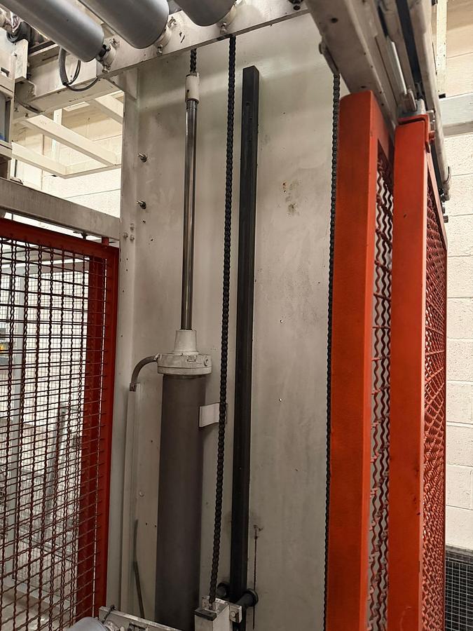 Used 1000mm wide Maier pneumatic accumulator with 4 bottom and 5 top cylinders for PP PS sheet. Approx 2m of travel and up to 16m of accumulated sheet.