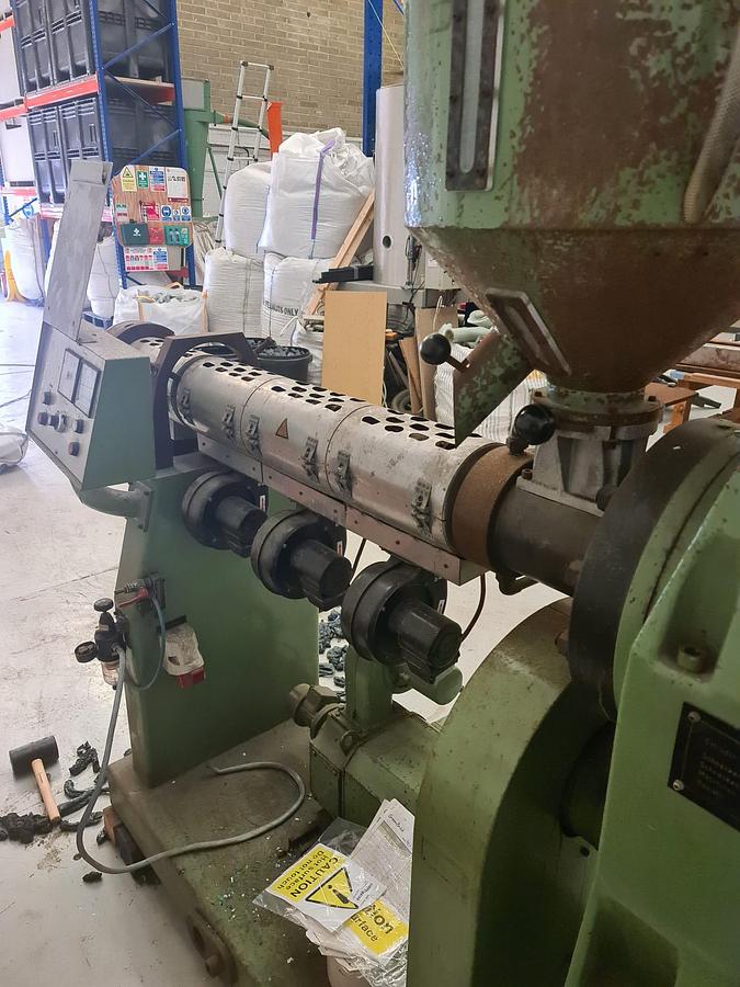 Used 60mm Kuhne single screw extruder with 37kw dc motor and drive with temperature control panel. 1985