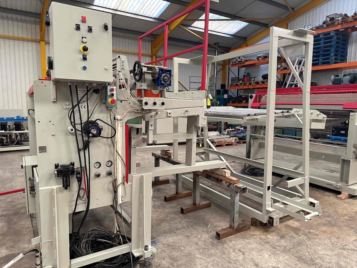 Used 1850mm wide Davis Standard Sheet Downstream with 450mm diameter rolls inclined, independent drives. Pump group hydraulic nip, haul off guillotine. 1997