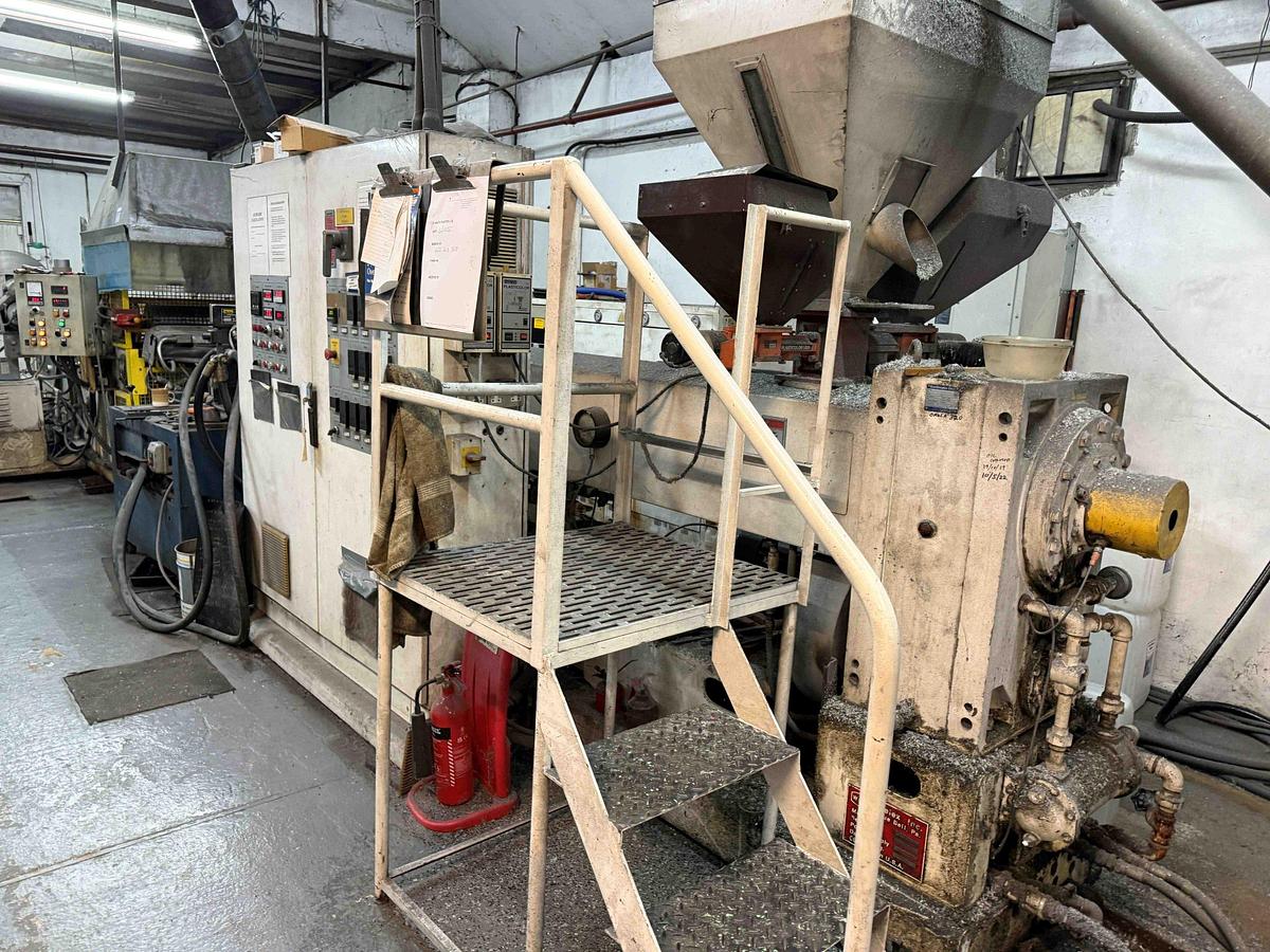 Used 1050mm  Welex Bandera sheet extrusion line. 90mm Welex extruder, vented 30D with gear pump. Flex die. 1050mm Bandera calender, haul off winder. 2000