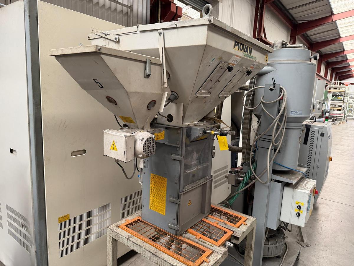 Used Piovan model MDW 250/41 Gravimetric blender. Side feeder. Year 2000