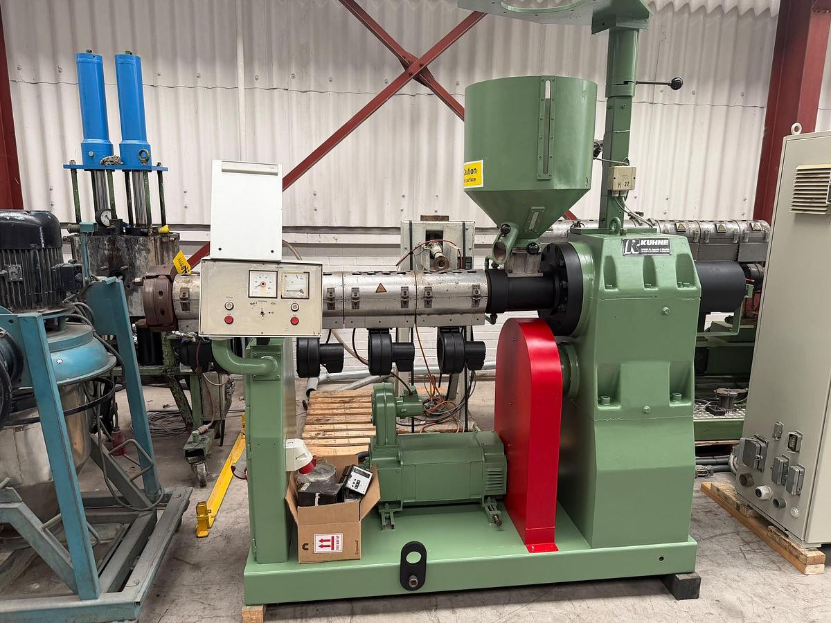 Used 60mm Kuhne single screw extruder with 37kw dc motor and drive with temperature control panel. 1985