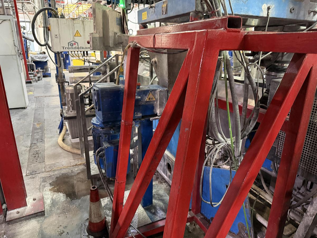 Used 50mm Coperion ZSK 50MC twin screw compounding line 44D. 215kw motor. 1200rpm screw speed. Brabender feeders, Gala PAC model 6 pelletiser Year 2000