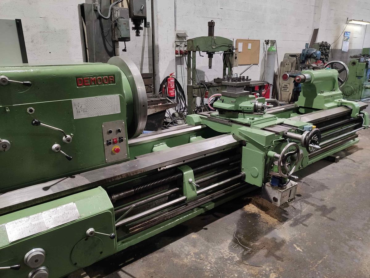 Usado TORNO DEMOOR 825-320 DE 3000
