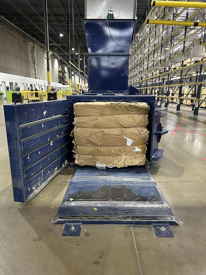 Refurbished 2006 MaxPak HCE 4272-60-8 Closed Door Baler