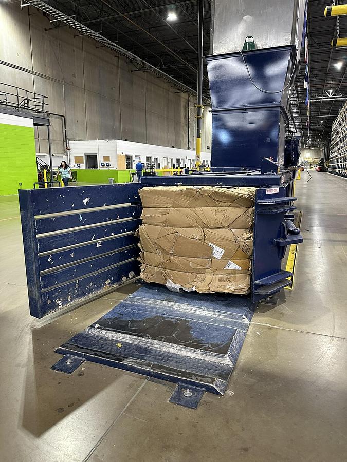 Refurbished 2006 MaxPak HCE 4272-60-8 Closed Door Baler