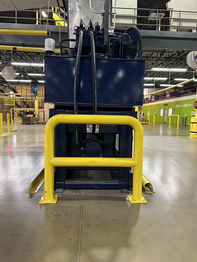 Refurbished 2006 MaxPak HCE 4272-60-8 Closed Door Baler