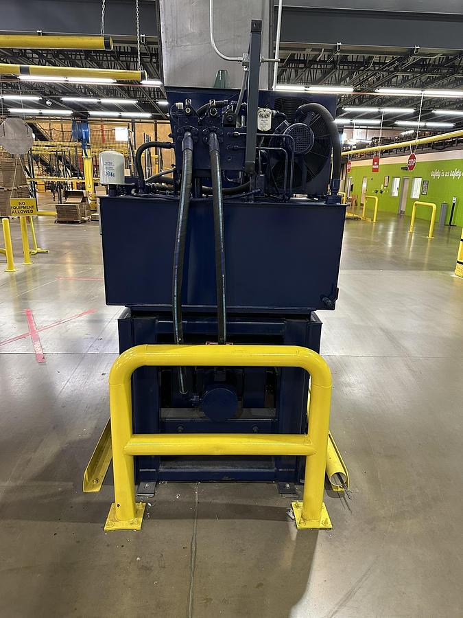 Refurbished 2006 MaxPak HCE 4272-60-8 Closed Door Baler