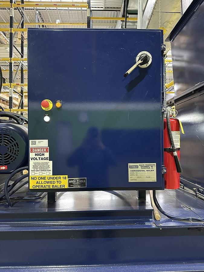 Refurbished 2006 MaxPak HCE 4272-60-8 Closed Door Baler