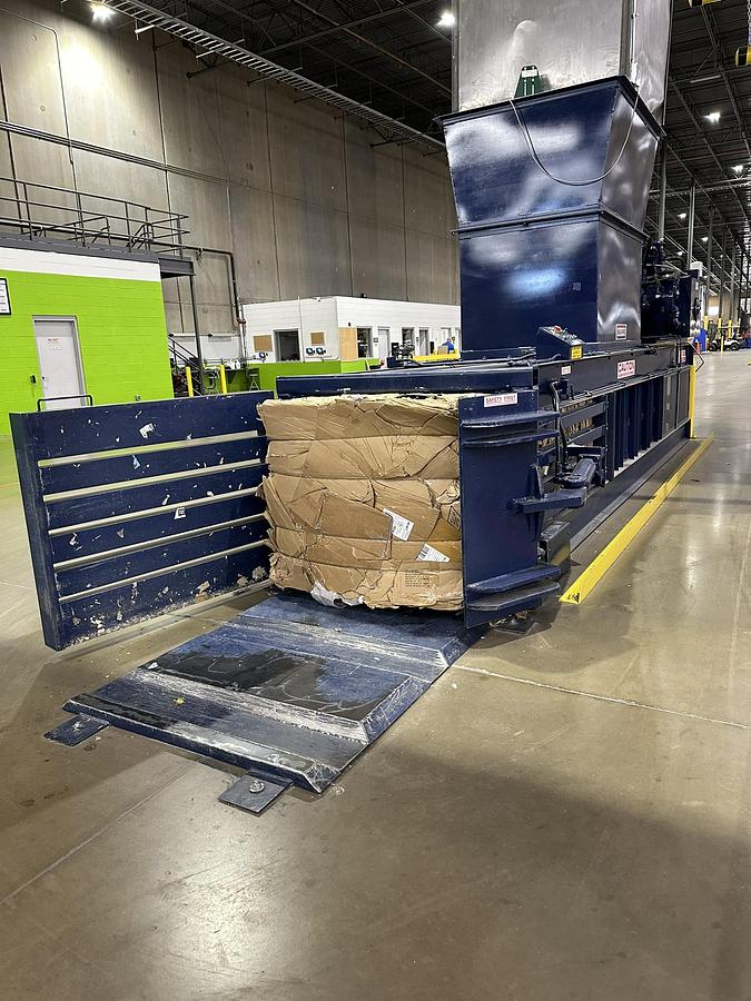 Refurbished 2006 MaxPak HCE 4272-60-8 Closed Door Baler