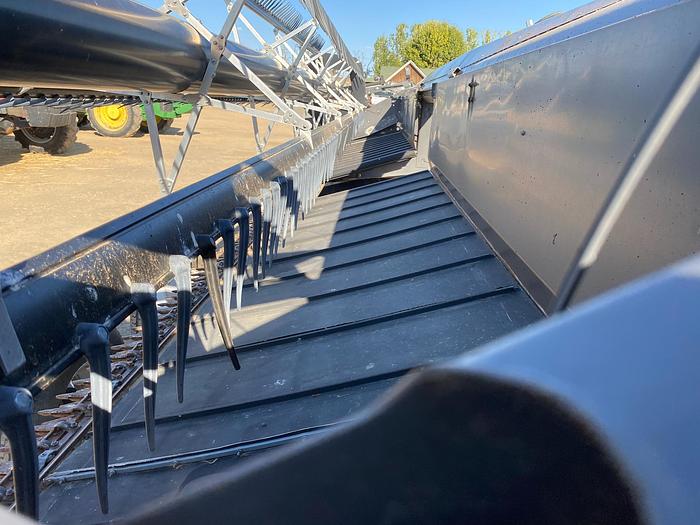 Used 30' Massey Ferguson 5200 Draper Header w/ Cart