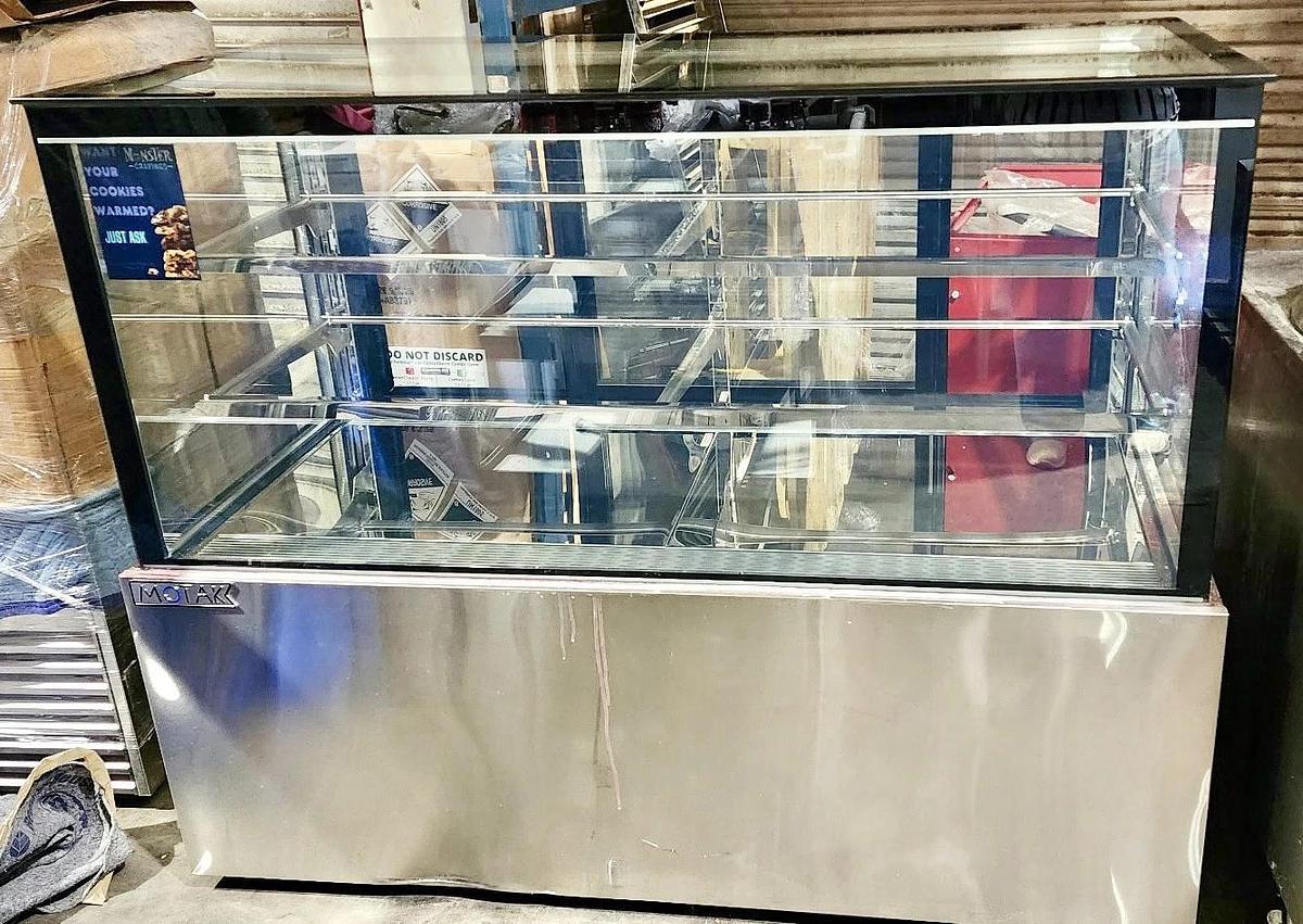 Used MoTak MCD59-2X Refrigerated Straight Glass Bakery Display Case - 59” Floor Case