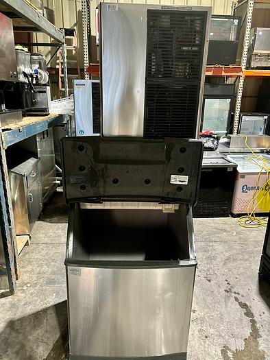 Used Hoshizaki KM-650MAH, 650 Lb. Crescent Cuber Icemaker, Air-cooled
