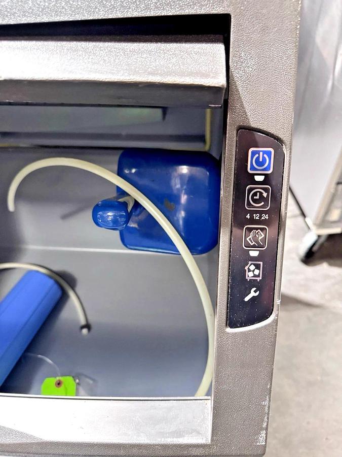 Used Manitowoc UY0140A 137 lb. Half Cube Undercounter Ice Machine