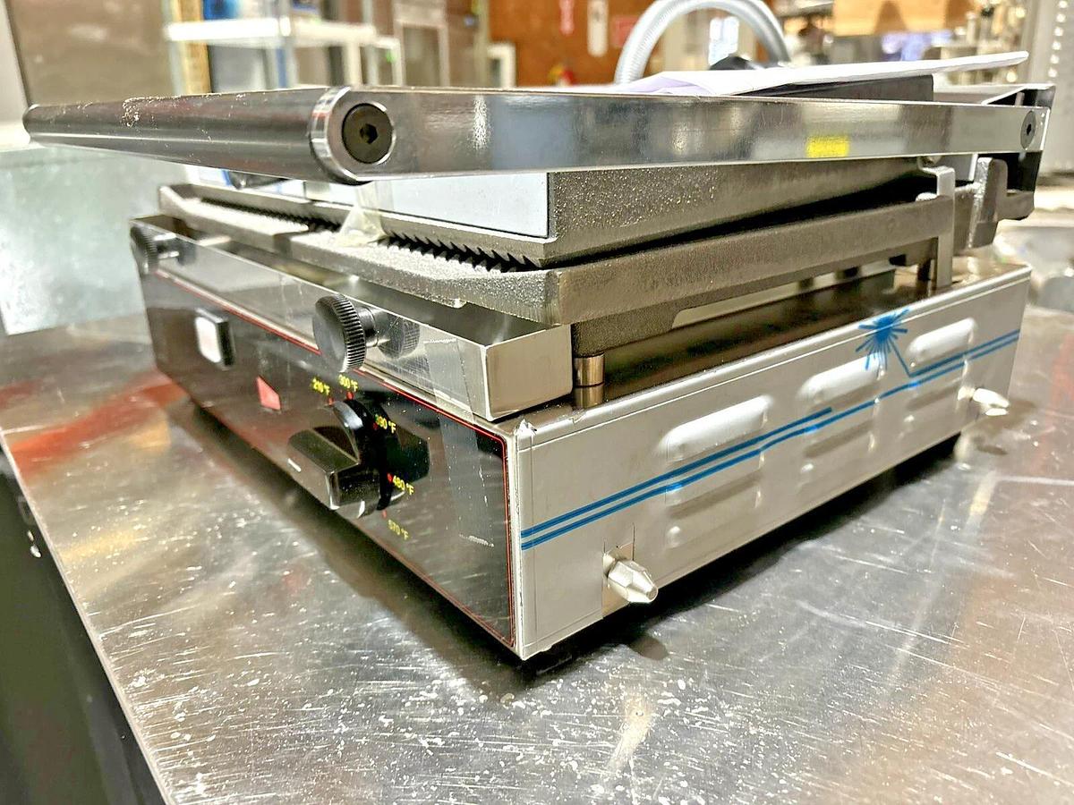 NEW Cecilware TSG-1G Panini Sandwich Grill w/ Grooved Surfaces - 14 1/2" x 10"