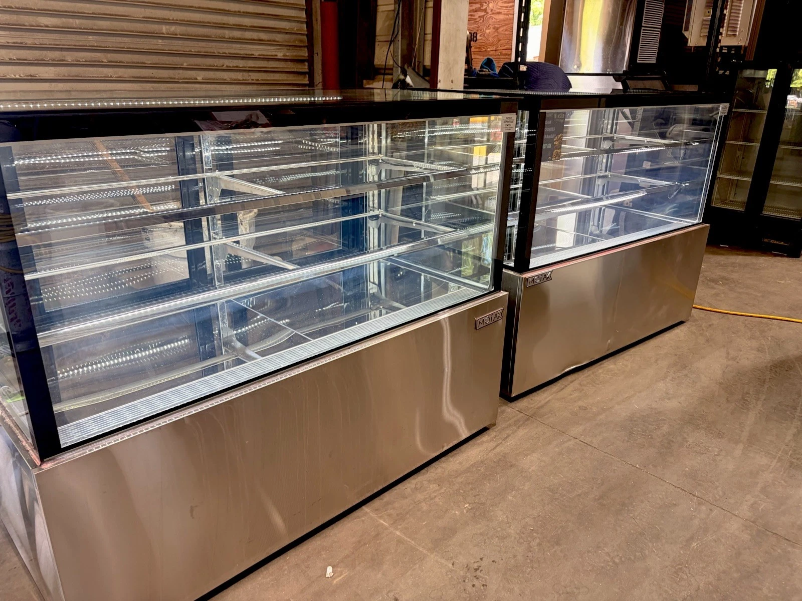 Used MoTak MCD59-2X Refrigerated Straight Glass Bakery Display Case - 59” Floor Case