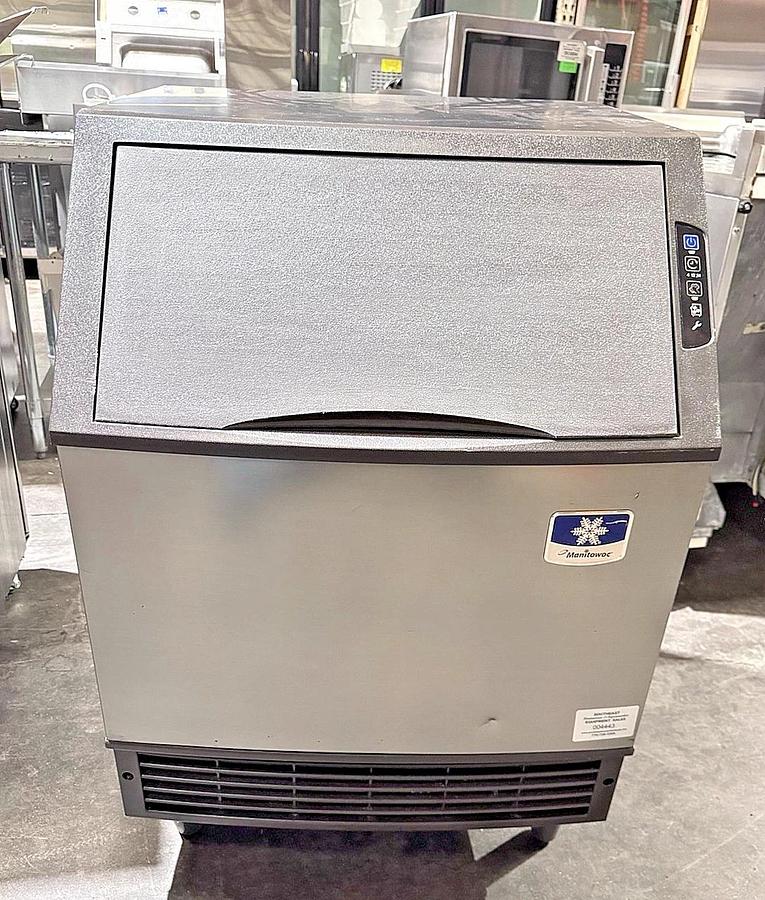 Used Manitowoc UY0140A 137 lb. Half Cube Undercounter Ice Machine
