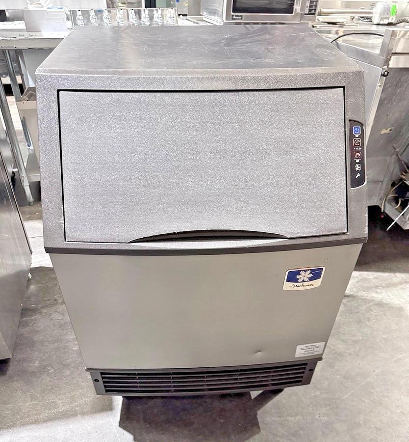 Used Manitowoc UY0140A 137 lb. Half Cube Undercounter Ice Machine