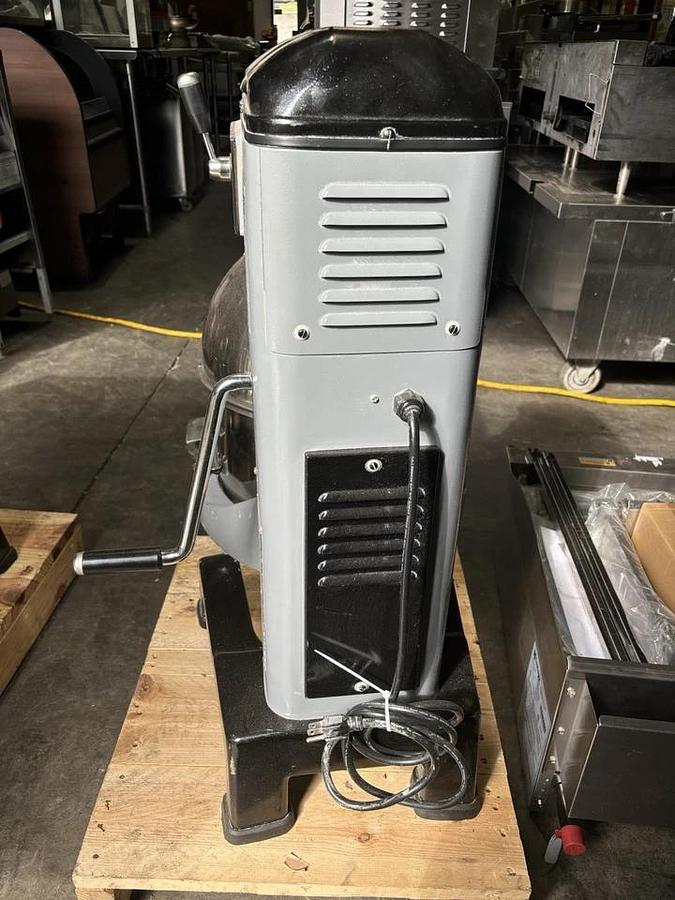 Used NEW Hobart HMM20 20Qt. Mixer w/ Stainless Bowl, Bowl Guard, Attachments, and Hub