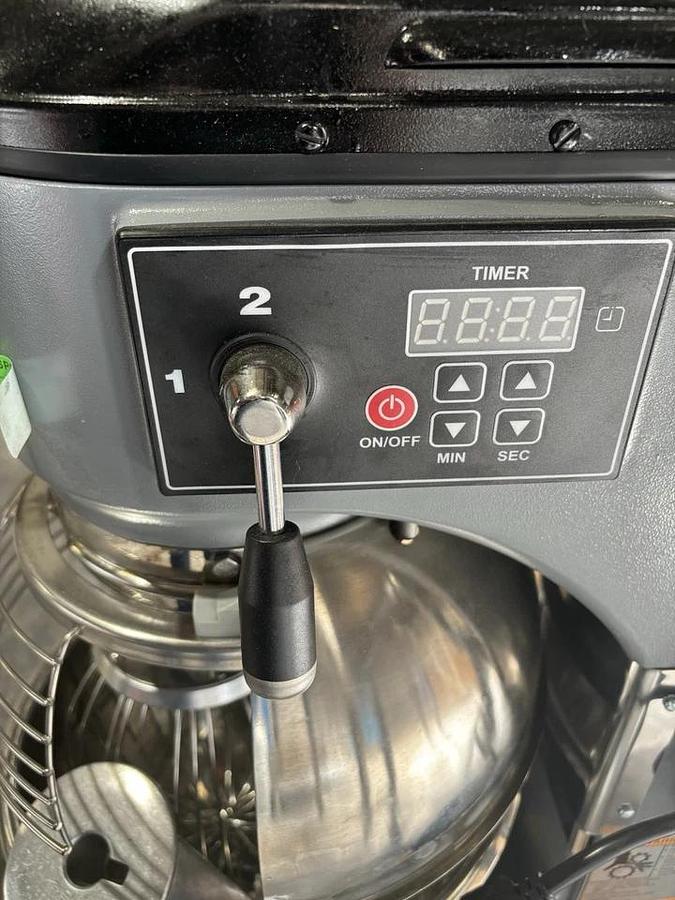 Used NEW Hobart HMM20 20Qt. Mixer w/ Stainless Bowl, Bowl Guard, Attachments, and Hub