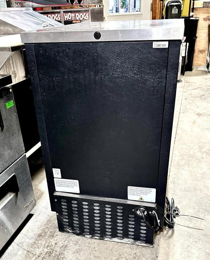 True TBB-1-HC 24" One-Door Black Powder Coated Back Bar Cooler