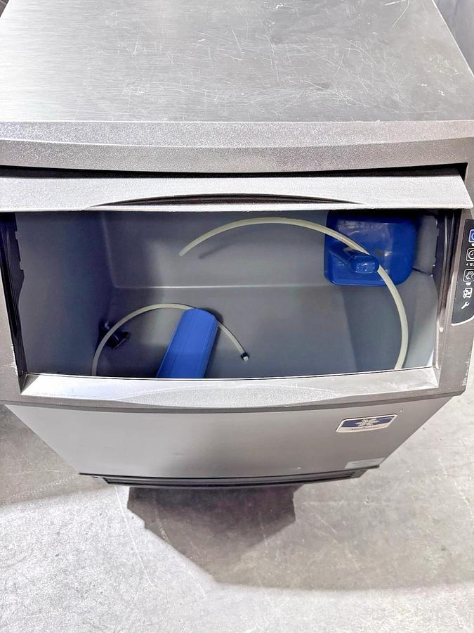 Used Manitowoc UY0140A 137 lb. Half Cube Undercounter Ice Machine