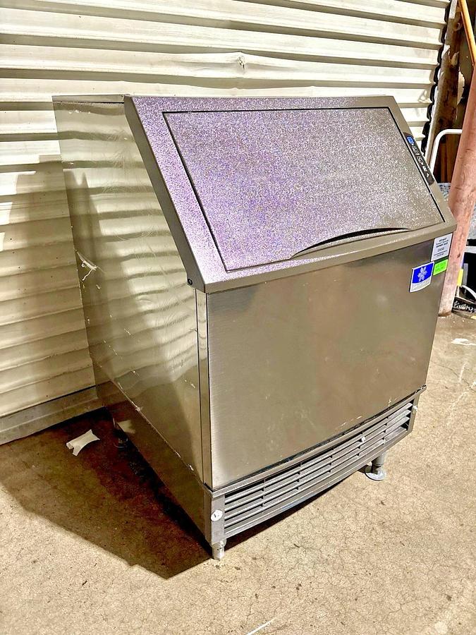 Used Manitowoc UDF0140A-161B 135 Lb. NEO Series, Undercounter Ice Machine, Dice Cube