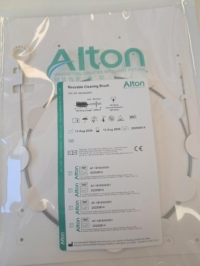 Autoclavable cleaning brush