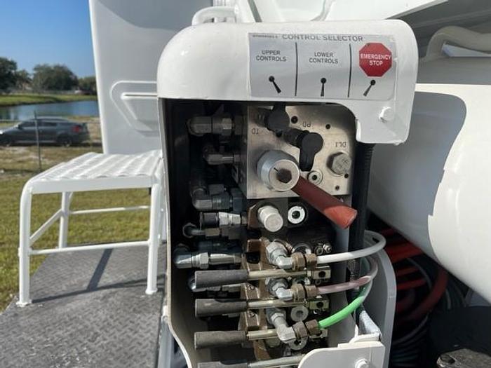 Used Altec AM55-E 60ft Over-Center Bucket Boom on 2009 International 7400 4x4 Utility Truck - C96023