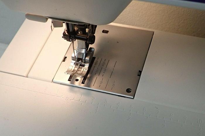 Used PFAFF Select 4.0 Type 610A Sewing Machine w/ Cover & Foot Pedal / Controller