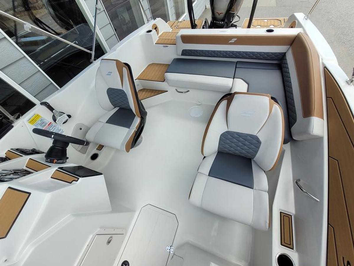 2025 Starcraft Marine SVX 210 DC OB